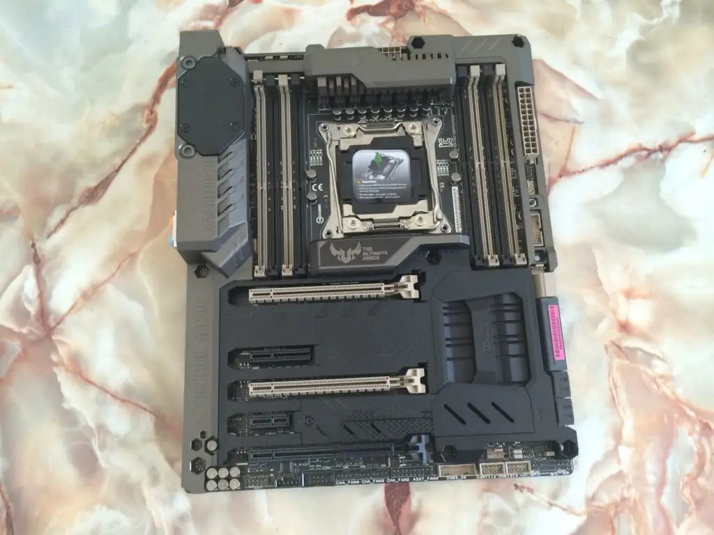 Unboxing & Review: ASUS Sabertooth X99 8