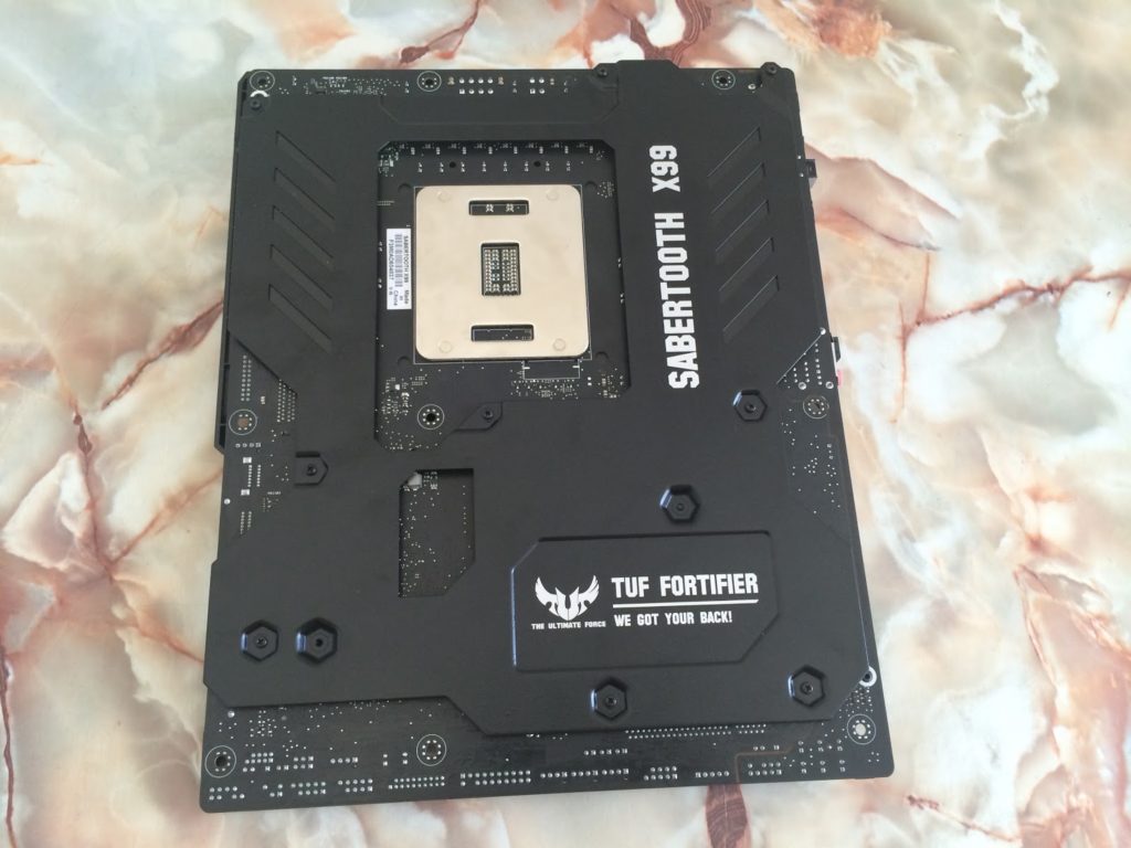 Unboxing & Review: ASUS Sabertooth X99 10
