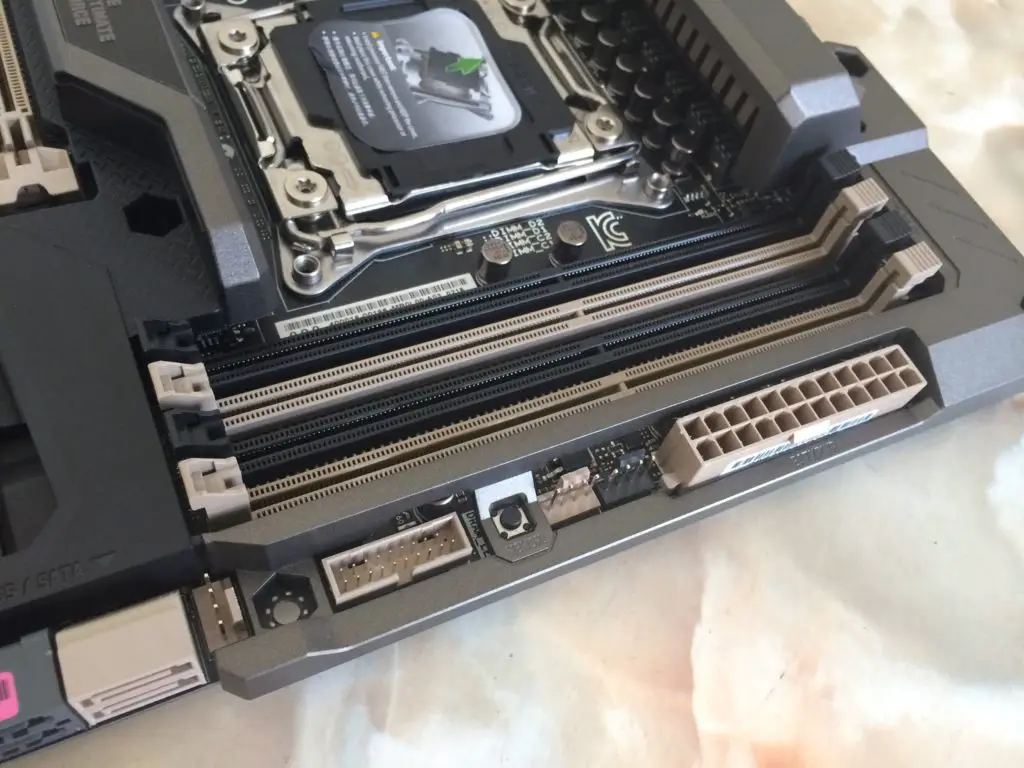 Unboxing & Review: ASUS Sabertooth X99 14