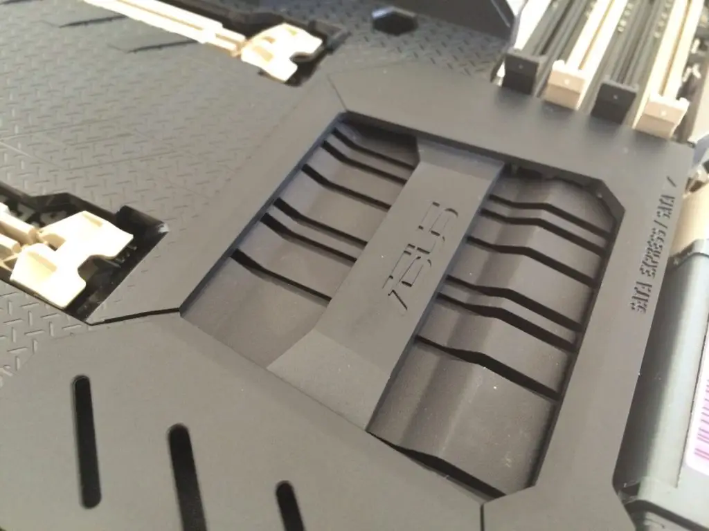 Unboxing & Review: ASUS Sabertooth X99 20