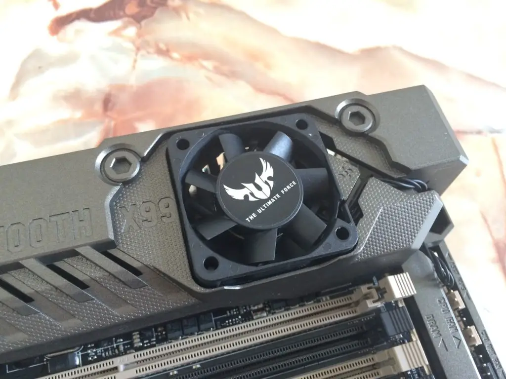 Unboxing & Review: ASUS Sabertooth X99 34