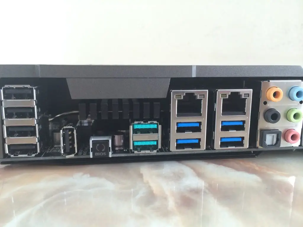 Unboxing & Review: ASUS Sabertooth X99 38