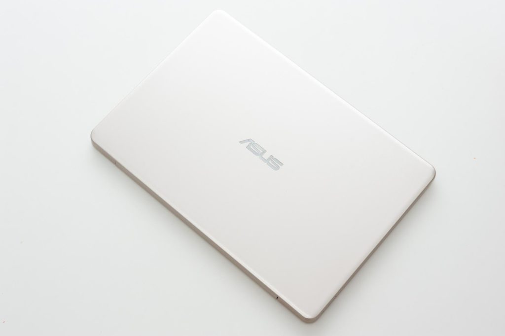 ASUS VivoBook S14 S406U