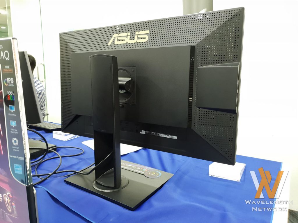 Gaming on the GOD of Monitors! - ASUS PG27UQ 4K 144Hz First Look 