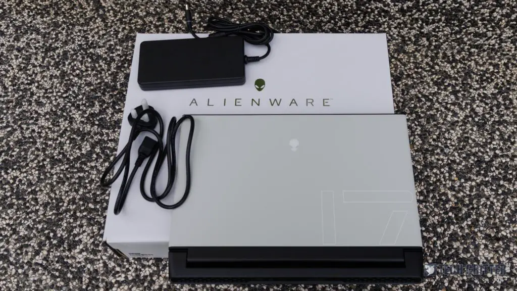 Alienware m17 R2