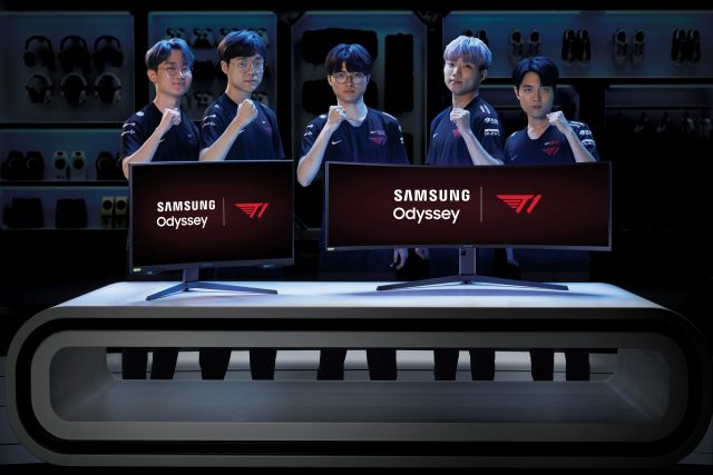 T1 players use Samsung Odyssey monitors during practices