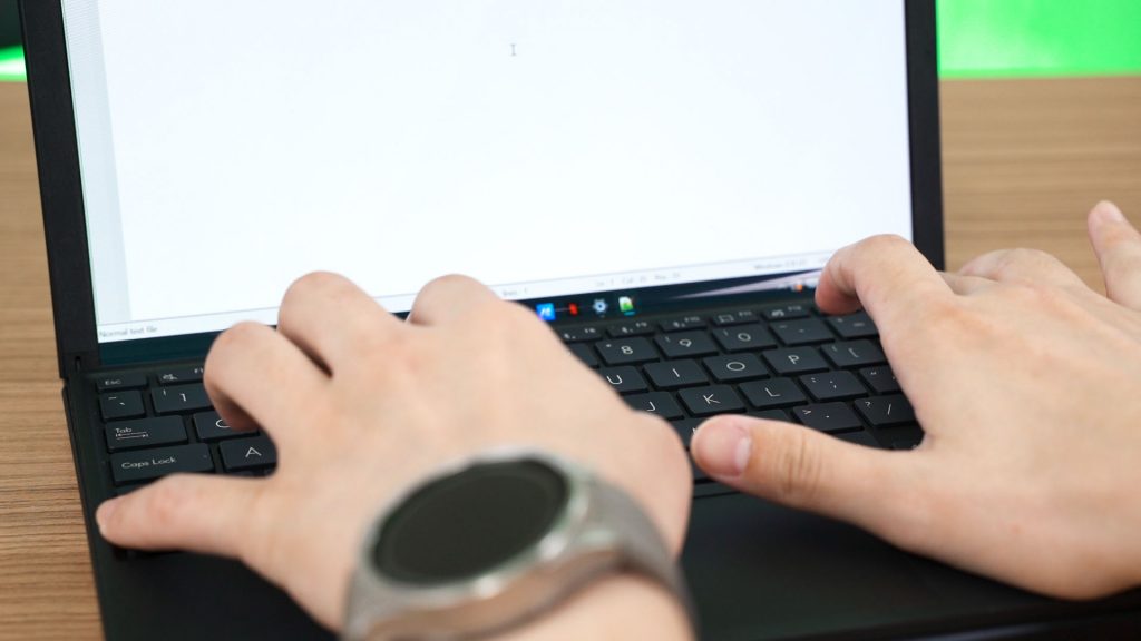How is it like to actually use the ASUS Zenbook 17 Fold OLED UX9702