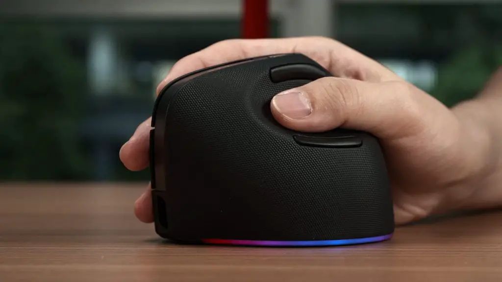 Razer Pro Click V2 Vertical Edition mouse review 8